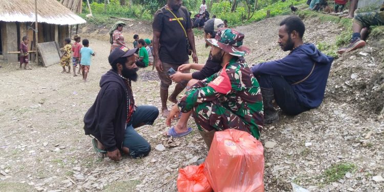 Babinsa Posramil 1714-06/ Tingginambut Berikan Bantuan Beras dan Logistik Kepada Salah Satu Warga Binaan Yang Meninggal Dunia