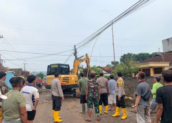 Kompak, Polisi bersama TNI dan Warga Bersihkan Lumpur Luapan Sungai Joho di Tulungagung