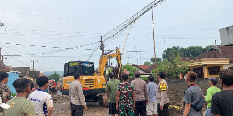 Kompak, Polisi bersama TNI dan Warga Bersihkan Lumpur Luapan Sungai Joho di Tulungagung