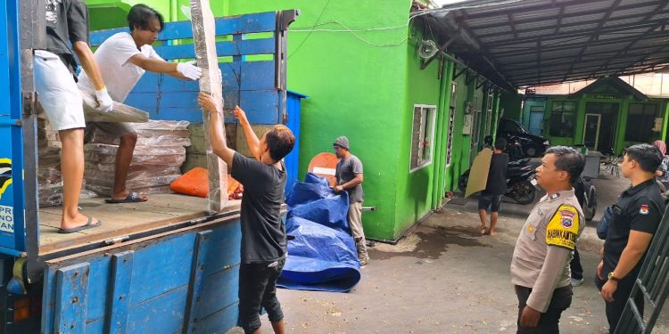 Polresta Malang Kota Lakukan Pengamanan Pendistribusian 9.808 Bilik Suara