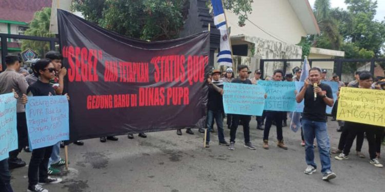 Gedung baru Dinas  PUPR Kabupaten Blitar di Demo LSM GPI, Di Duga kuat Di Korupsi 