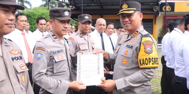 63 Anggota Terima Penghargaan dari Kapolres Blitar Kota, Berprestasi Ungkap Kasus Hingga Kinerja Cemerlang
