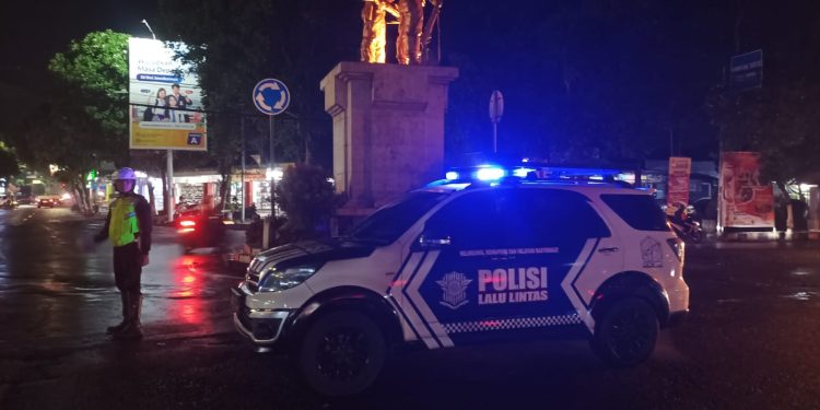 PATROLI MALAM SAT LANTAS POLRES KEDIRI TEKAN PELANGGARAN LALU LINTAS DAN HARKANTIBMAS
