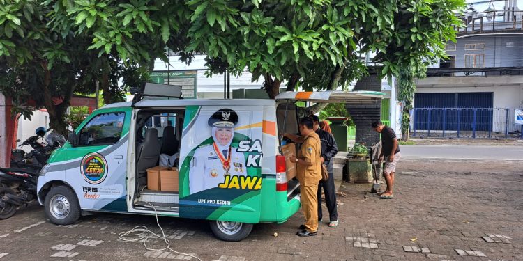 Optimalkan pelayanan Samsat Pare dengan mobil samsat keliling