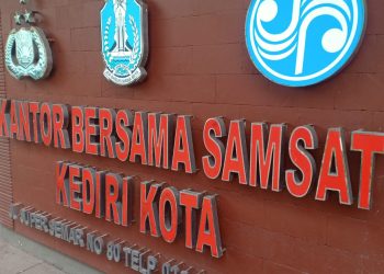 Pelayanan KB. Samsat Kediri Kota ” Di keluhkan wajib Pajak /  Buruk ” KRI , Kasatlantas  Abaikan” Kapolres Kediri Kota Kemana??