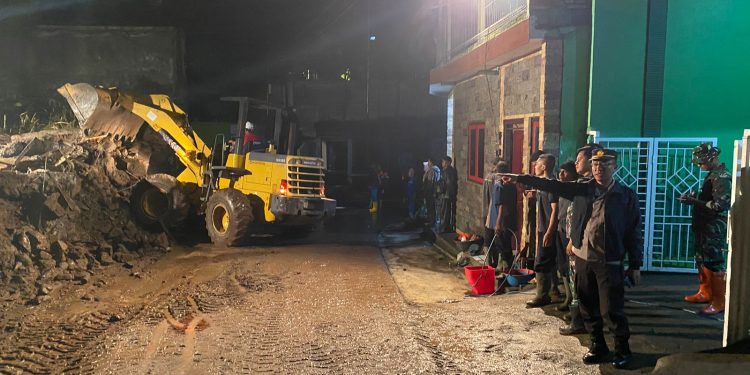 Polres Batu Bersama BPBD Bersihkan Material Akibat Banjir, Akses Jalan di Desa Beji Kembali Lancar