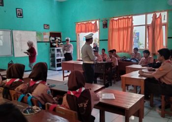 *Kunjugi SMPN 3 Pare Kanit Kamsel Sat Lantas Polres Kediri Tanamkan Tertib Berlalulintas Sejak Dini*