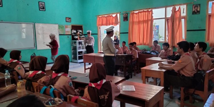 *Kunjugi SMPN 3 Pare Kanit Kamsel Sat Lantas Polres Kediri Tanamkan Tertib Berlalulintas Sejak Dini*
