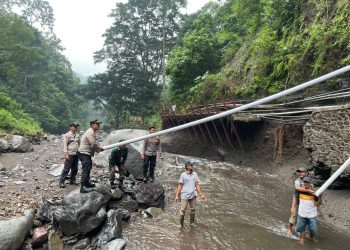 Antisipasi Krisis Air Bersih Polisi Bersama Forkopimka dan Warga Perbaiki Pipa Pasca Banjir di Lumbang Probolinggo