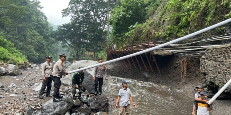Antisipasi Krisis Air Bersih Polisi Bersama Forkopimka dan Warga Perbaiki Pipa Pasca Banjir di Lumbang Probolinggo