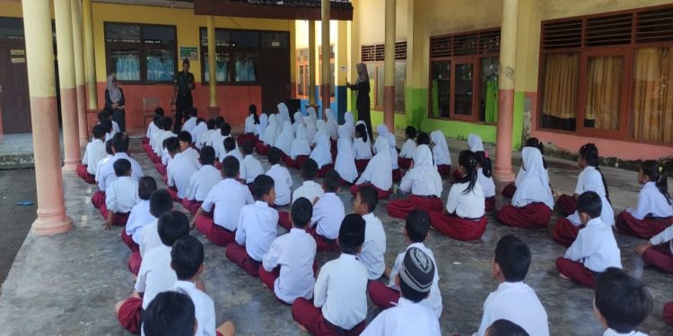Peduli Generasi Muda, Babinsa Koramil Kanigoro Berikan Pengarahan Tentang Kedisiplinan Kepada Siswa-Siswi SDN Banggle
