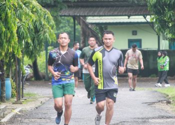 Tingkatkan Kemampuan Fisik, Prajurit Kodim 0426 Tulang Bawang Laksanakan Apel Pagi Di Lanjutkan Lari Aerobik