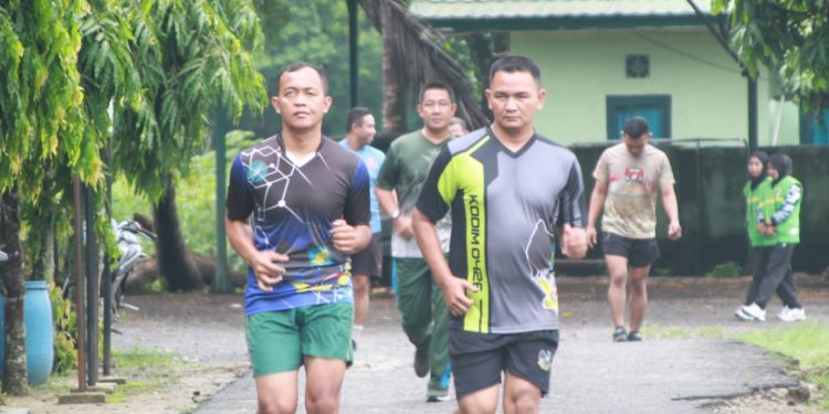 Tingkatkan Kemampuan Fisik, Prajurit Kodim 0426 Tulang Bawang Laksanakan Apel Pagi Di Lanjutkan Lari Aerobik