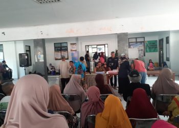 868 Wàrga Kebonsari Menerima bantuan Beras10kg bertempat di Kelurahan Kebonsari.