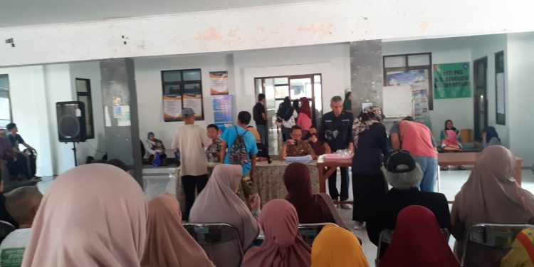 868 Wàrga Kebonsari Menerima bantuan Beras10kg bertempat di Kelurahan Kebonsari.
