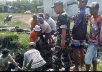 Babinsa Koramil 426-05 Penawar Aji Gotong-royong Perbaiki Saluran Air
