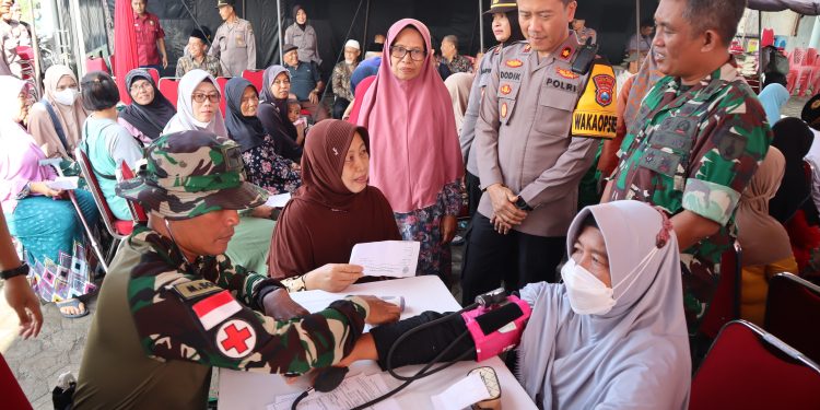 Baksos Sinergi TNI – Polri, Polres Kediri Kota Adakan Bhakti Kesehatan dan Pembagian Sembako