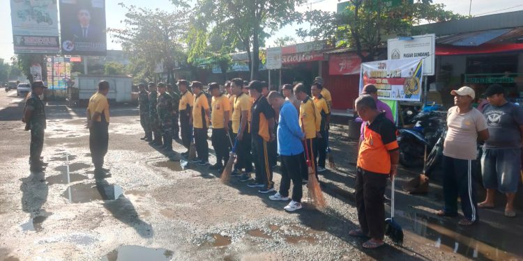 Bangun Sinergisitas TNI – Polri, Polres Nganjuk dan Kodim 0810/Nganjuk Kerja Bakti Bersama Bersikan Fasum dan Rumah Ibadah