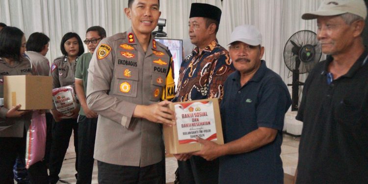 Tingkatkan Partisipasi Masyarakat dalam Pemilu 2024, Polres Jombang Gelar Bakti Sosial dan Bakti Kesehatan