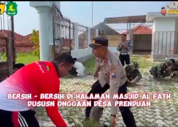 Polsek Prenduan Bersama TNI Gelar Jumat Curhat dengan Bersih-bersih Masjid