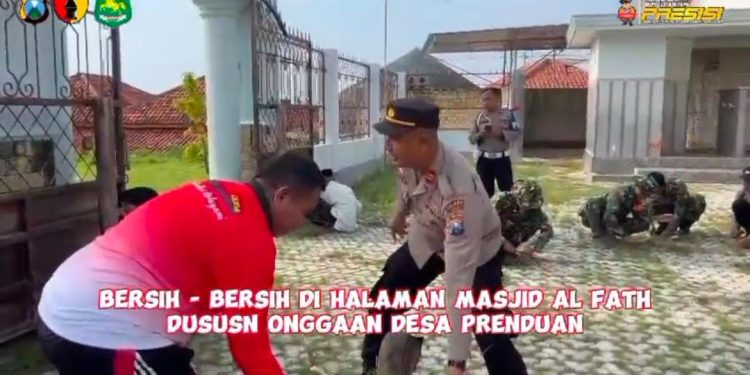 Polsek Prenduan Bersama TNI Gelar Jumat Curhat dengan Bersih-bersih Masjid