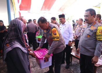GELAR JUMAT CURHAT DI PULAU PENYENGAT, WAKAPOLRI DIDAMPINGI FKPD PROVINSI KEPRI DAN KOTA TANJUNGPINANG DENGAR ISI HATI MASYARAKAT SERTA BERIKAN BANSOS