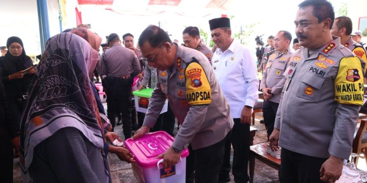 GELAR JUMAT CURHAT DI PULAU PENYENGAT, WAKAPOLRI DIDAMPINGI FKPD PROVINSI KEPRI DAN KOTA TANJUNGPINANG DENGAR ISI HATI MASYARAKAT SERTA BERIKAN BANSOS