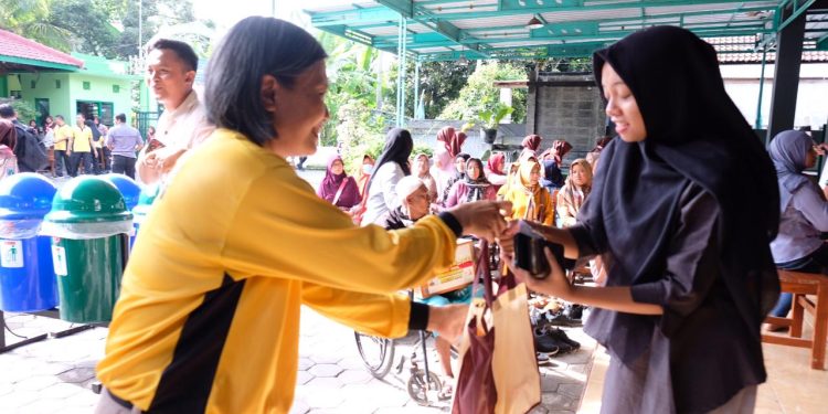 Bulan Bakti TNI-Polri, Polres Blitar Kota dan Kodim 0808 Gelar Bakti Kesehatan, Baksos dan Bersih – Bersih Pondok Pesantren