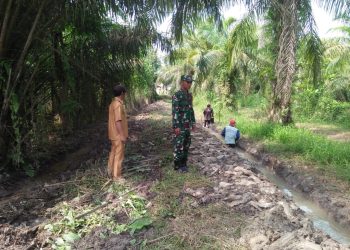 Babinsa Koramil 426-01 Simpang Pematang Bersama Warga Gotong-Royong Pembuatan Parit