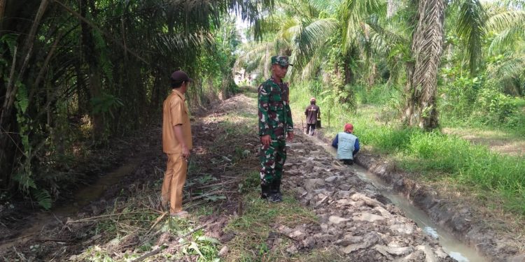 Babinsa Koramil 426-01 Simpang Pematang Bersama Warga Gotong-Royong Pembuatan Parit
