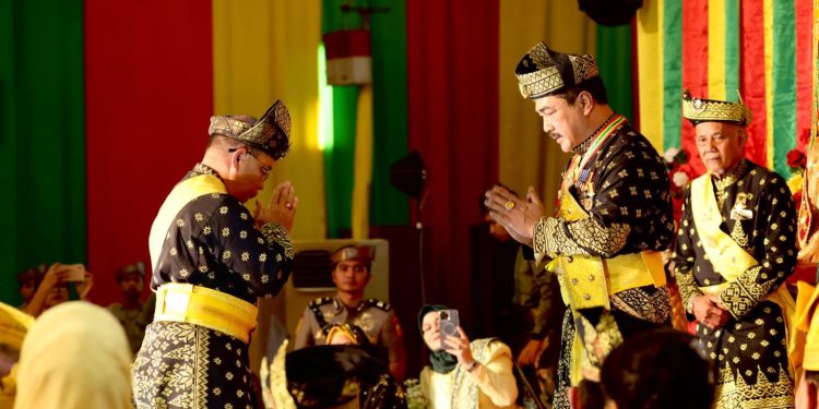 PENGANUGRAHAN GELAR KEHORMATAN DATOK SERI SAKTI BHAYANGKARA UTAMA KEPADA WAKAPOLRI KOMJEN. POL. DRS. AGUS ANDRIANTO, S.H., M.H.