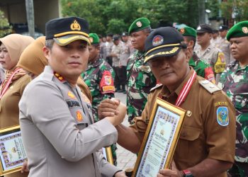 Kapolres Nganjuk Berikan Penghargaan,  keberhasilan 3 pilar Kecamatan Wilangan ( Danramil, Kapolsek dan Camat), Para Kades dan Para Ketua Perguruan Silat se- Kecamatan Wilangan.
