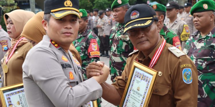 Kapolres Nganjuk Berikan Penghargaan,  keberhasilan 3 pilar Kecamatan Wilangan ( Danramil, Kapolsek dan Camat), Para Kades dan Para Ketua Perguruan Silat se- Kecamatan Wilangan.
