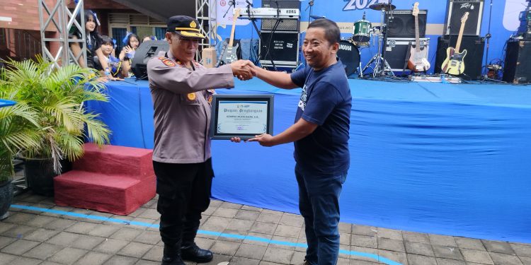 Berdedikasi Berikan Pengamanan dan Dukungan Dalam Kegiatan Dinus Specta 2024, Kapolsek Mojoroto Diganjar Penghargaan