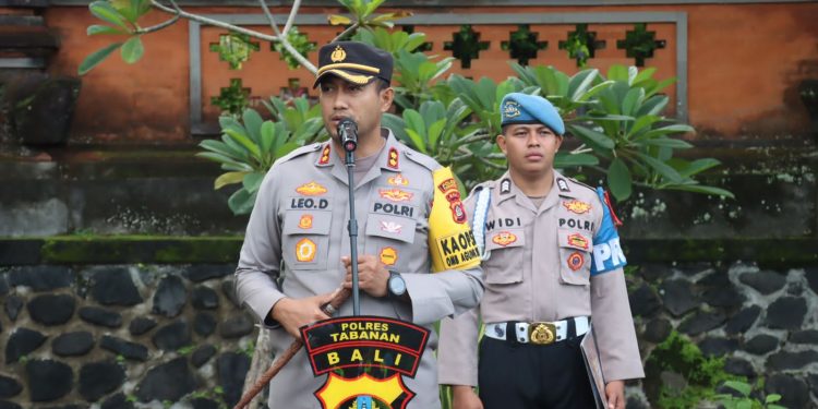 Kapolres Tabanan Pimpin Apel OMB Agung 2024 Dalam Rangka Standby Antisipasi Kegiatan Paslon 02 di Renon Denpasar