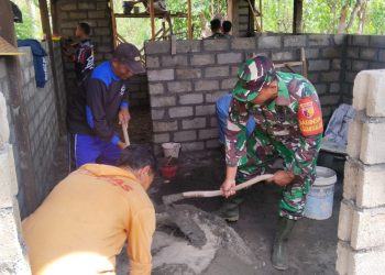 Wujudkan Tempat Tinggal Yang Layak Huni, Babinsa Koramil Kademangan Bantu Bangun Rumah Warga Binaannya