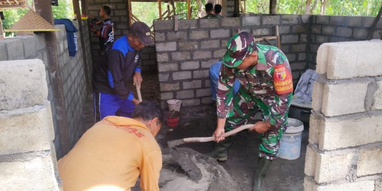 Wujudkan Tempat Tinggal Yang Layak Huni, Babinsa Koramil Kademangan Bantu Bangun Rumah Warga Binaannya