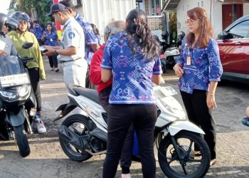 Di back Up TNI POLRI Samsat Tabanan Melakukan Pendataan Wajib Pajak Ranmor Di Jalan Kuwum – Marga