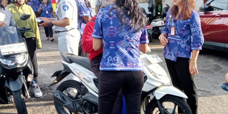 Di back Up TNI POLRI Samsat Tabanan Melakukan Pendataan Wajib Pajak Ranmor Di Jalan Kuwum – Marga