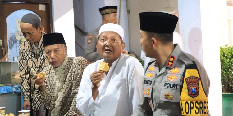 Ngopi Bareng Setelah Sholat Subuh Berjamaah, Inilah Cara AKBP Bramastyo Dekat Dengan Masyarakat