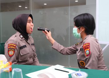 RATUSAN PERSONEL POLDA KEPRI JALANI PEMERIKSAAN KESEHATAN JELANG PENGAMANAN TPS PEMILU 2024