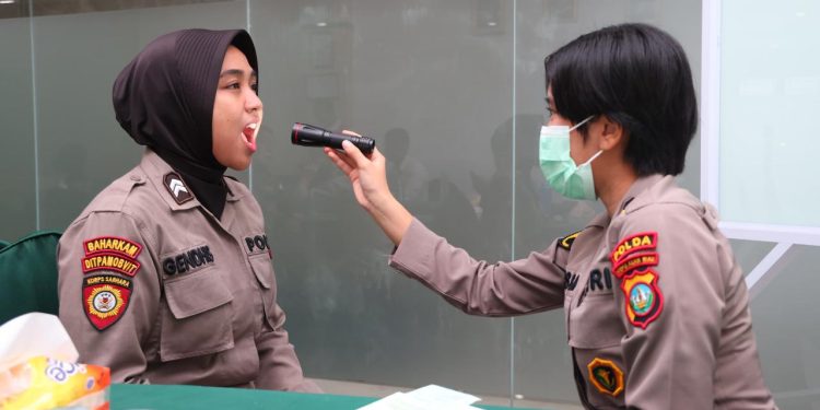RATUSAN PERSONEL POLDA KEPRI JALANI PEMERIKSAAN KESEHATAN JELANG PENGAMANAN TPS PEMILU 2024