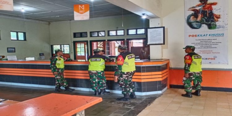 Tingkatkan Pengamanan Jelang Pemilu, Anggota Koramil Jajaran Kodim 0808/Blitar Gencarkan Patroli Di Wilayah Masing-Masing