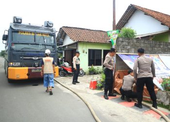 Musim Hujan, Polres Blitar Kota Masih Dropping Air Bersih ke Warga