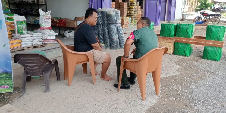 Serma Sani Sanjaya Melaksanakan Komsos Dan Memberikan Himbauan Agar selalu Menjaga Keamanan Lingkungan