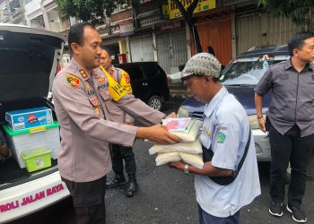Bagi Sembako” Bentuk Empati Kapolres Tabanan Kepada Masyarakat Kurang Mampu”