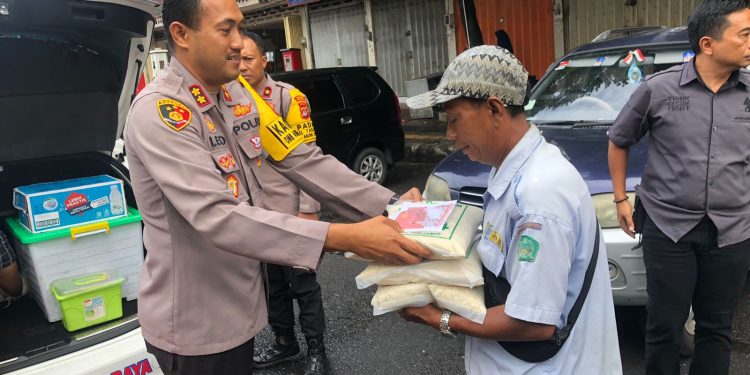 Bagi Sembako” Bentuk Empati Kapolres Tabanan Kepada Masyarakat Kurang Mampu”