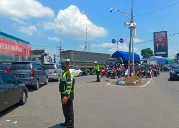 Libur Panjang Volume Kendaraan Mulai Meningkat Personil Sat Lantas Polres Kediri Lakukan Pengaturan