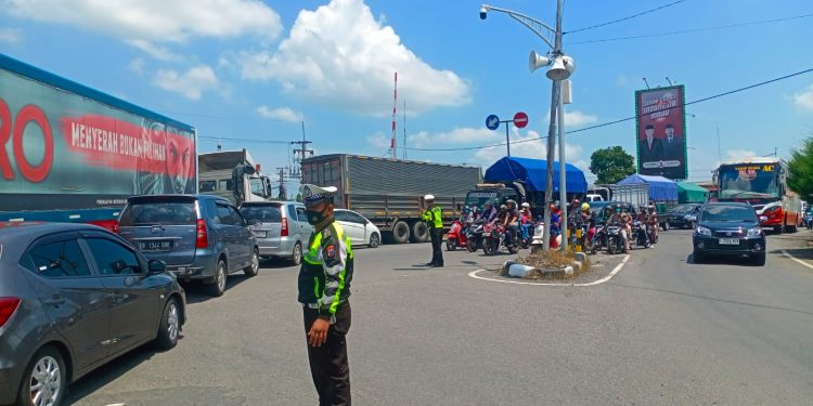 Libur Panjang Volume Kendaraan Mulai Meningkat Personil Sat Lantas Polres Kediri Lakukan Pengaturan