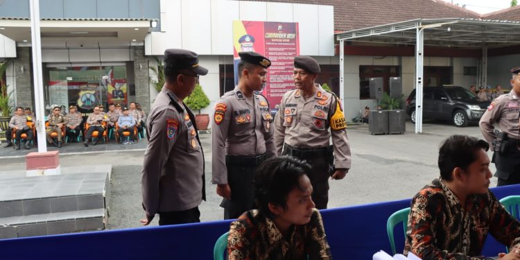 Polres Pamekasan Gelar Simulasi Pengamanan di TPS Antisipasi Gangguan Pemungutan Suara